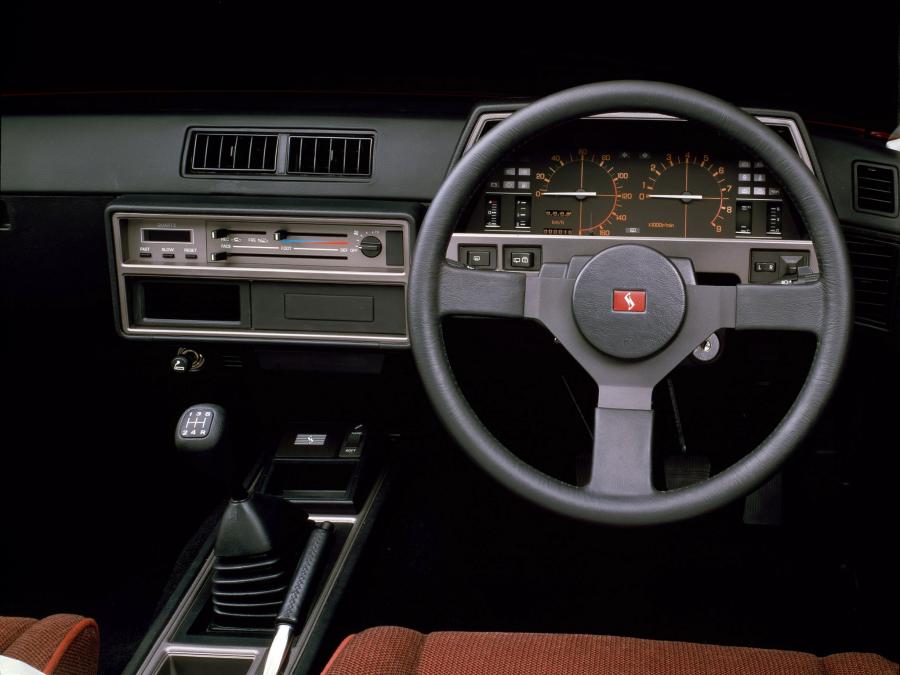 Торпедо Nissan Skyline 2000 Turbo RS Coupe (KDR30JFT) 1983 года  (фото 7 из 7)